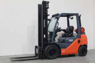 Heftruck gebruikt TOYOTA 02-8FGF25 GAS VIERRADFRONTSTAPLER (13040157) backdrop