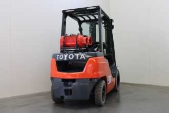 Heftruck gebruikt TOYOTA 02-8FGF25 GAS VIERRADFRONTSTAPLER (13040704)