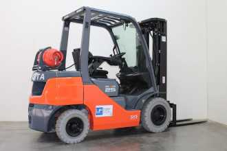 Heftruck gebruikt TOYOTA 02-8FGF25 GAS VIERRADFRONTSTAPLER (13040704)
