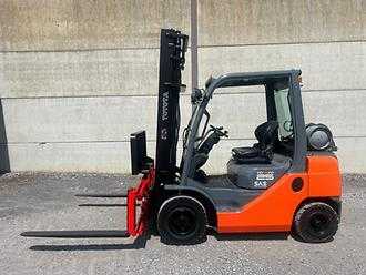 Heftruck gebruikt TOYOTA 02-8FGF25 GAS VIERRADFRONTSTAPLER (13071917) backdrop