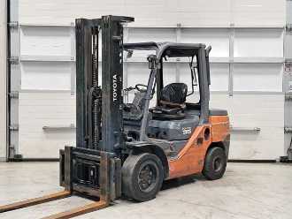 Heftruck gebruikt TOYOTA 52-8FDJF35 DIESEL VIERRADFRONTSTAPLER (13038076) backdrop