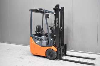 Heftruck gebruikt TOYOTA 7FBEST10 /59094/ ELEKTRO DREIRADFRONTSTAPLER (13072858) backdrop