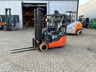 Heftruck gebruikt TOYOTA 8FBE20T ELEKTRO DREIRADFRONTSTAPLER (13013322) backdrop