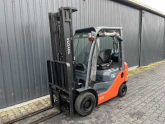 Heftruck gebruikt TOYOTA 8FGF15F GAS VIERRADFRONTSTAPLER (13012313) backdrop