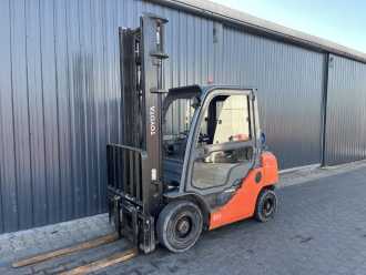 Heftruck gebruikt TOYOTA 8FGF25 GAS VIERRADFRONTSTAPLER (13040939) backdrop