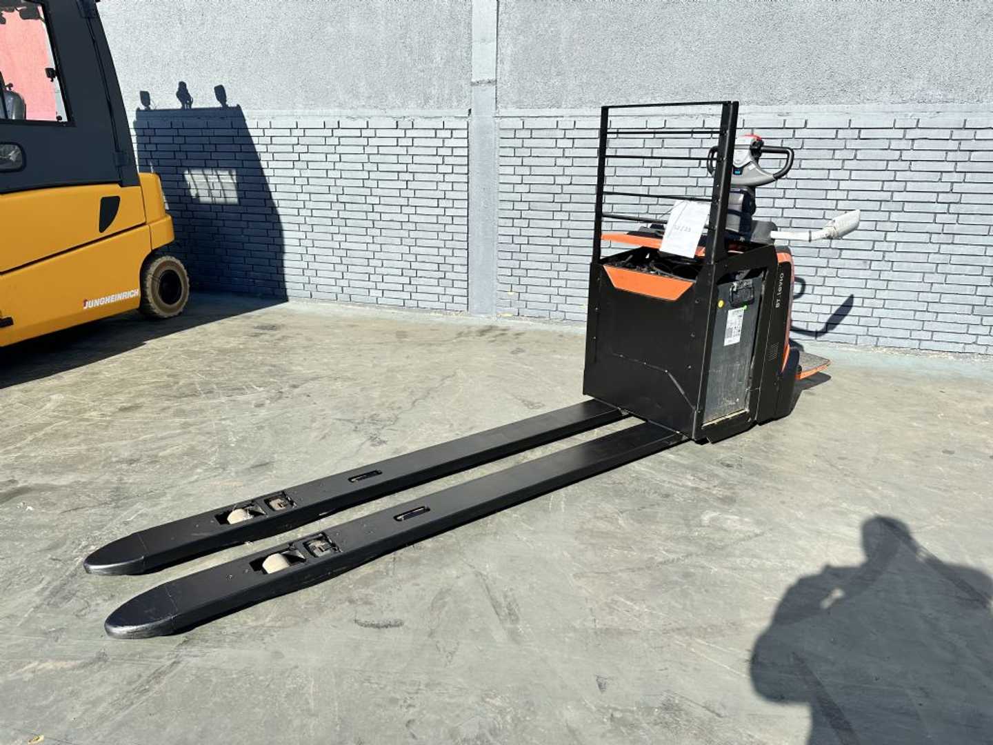 Heftruck gebruikt TOYOTA LPE 220 Baujahr 2016 Stunden 1824 Gabellänge 2,4 M ELEKTRO HOCHHUBWAGENDEICHSEL (13072026)