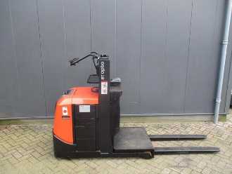 Heftruck gebruikt TOYOTA OSE 100W ELEKTRO NIEDERHUBKOMMISSIONIERER (12935561) backdrop