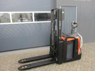 Heftruck gebruikt TOYOTA SPE200D ELEKTRO HOCHHUBWAGENFAHRERSTAND (13049299)
