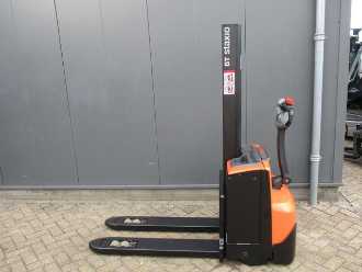 Heftruck gebruikt TOYOTA SWE 080L ELEKTRO HOCHHUBWAGENDEICHSEL (13071588) backdrop