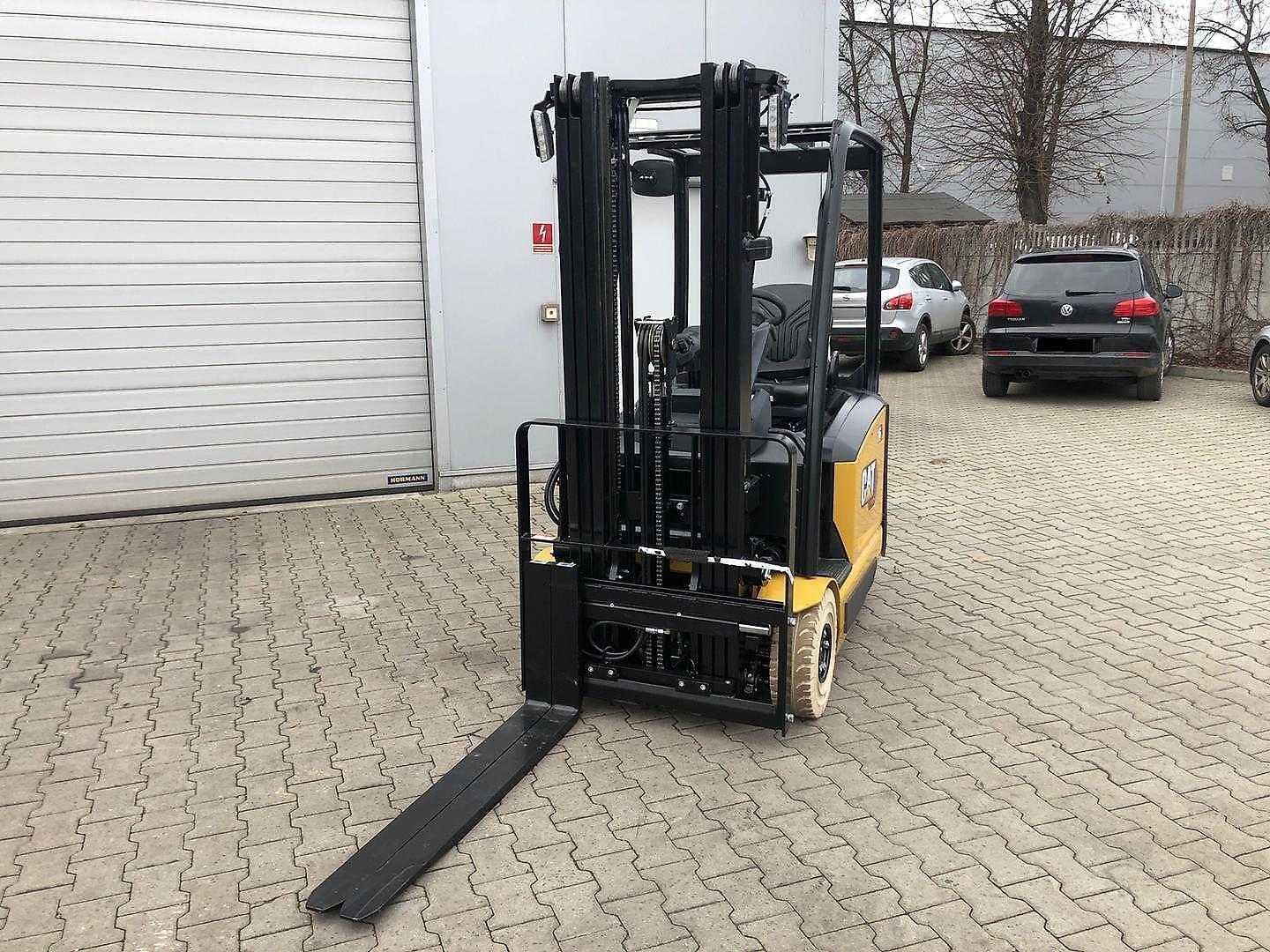 Used Forklift Caterpillar EP16ACNT 3 ratų šakinis krautuvas (Image 4) Used Forklift Caterpillar EP16ACNT 3 ratų šakinis krautuvas (Image 4)