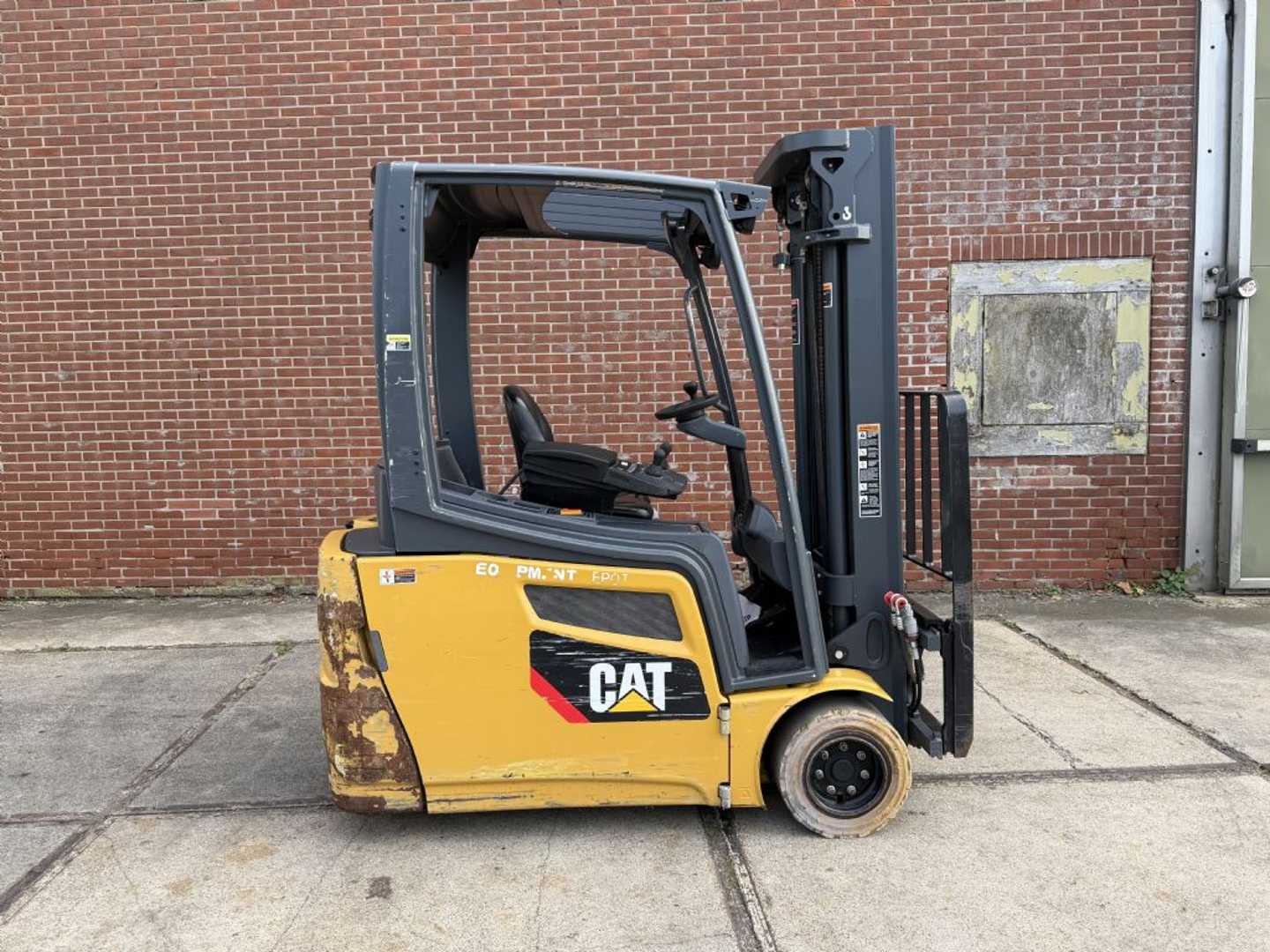 Used Forklift Caterpillar 2ET4000 3 ratų šakinis krautuvas (Image 2)