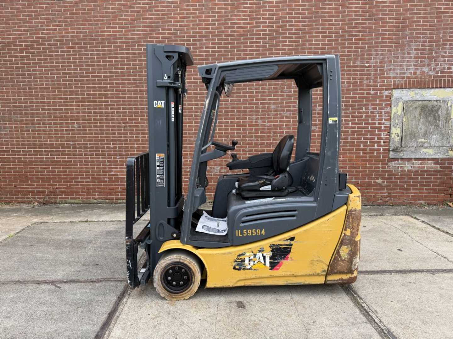 Used Forklift Caterpillar 2ET4000 3 ratų šakinis krautuvas (Image 6)