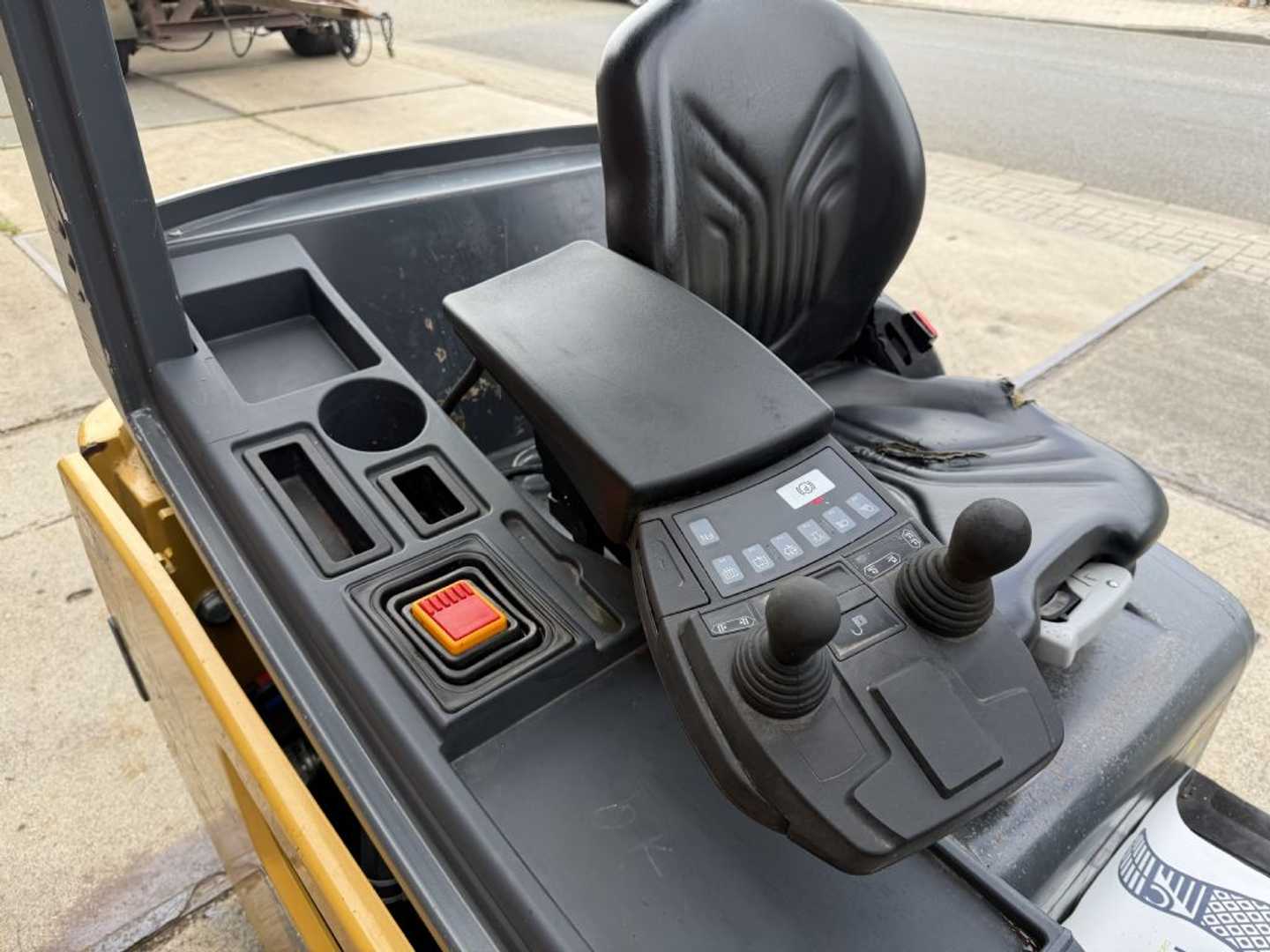 Used Forklift Caterpillar 2ET4000 3 ratų šakinis krautuvas (Image 9)
