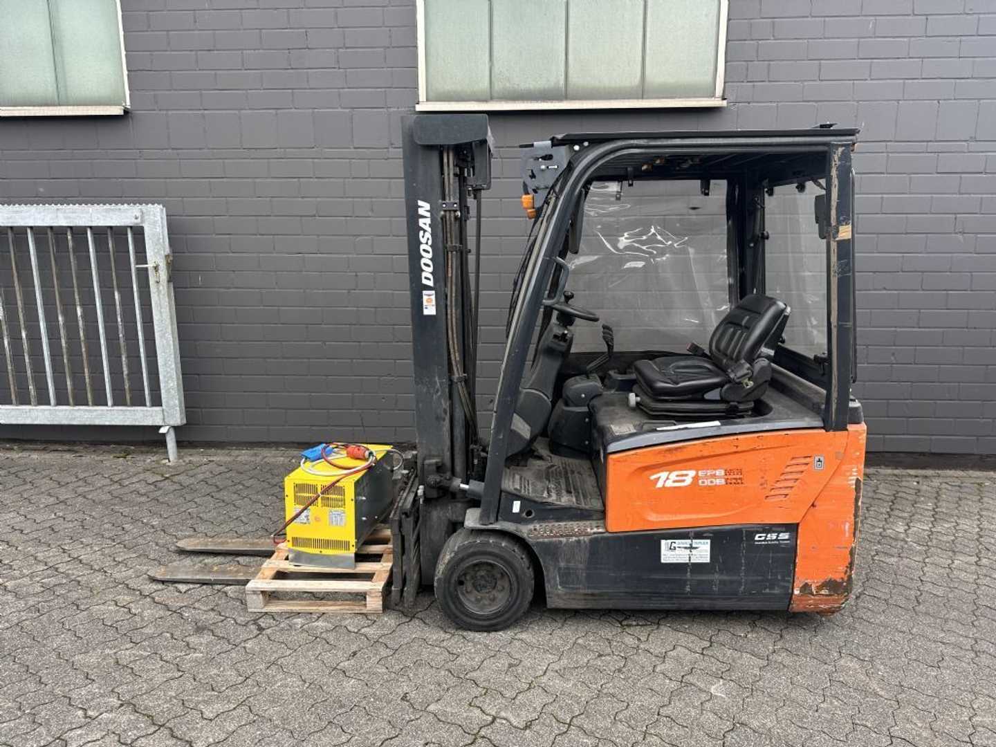 Used Forklift Doosan B18T-7 3 ratų šakinis krautuvas (Image 1) Used Forklift Doosan B18T-7 3 ratų šakinis krautuvas (Image 1)