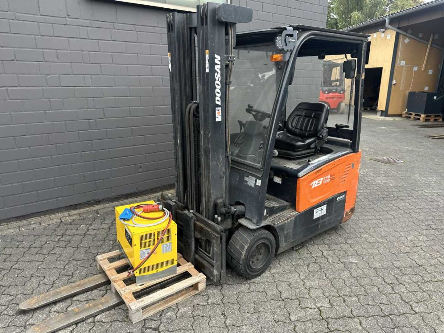Used Forklift Doosan B18T-7 3 ratų šakinis krautuvas (Image 3) Used Forklift Doosan B18T-7 3 ratų šakinis krautuvas (Image 3)