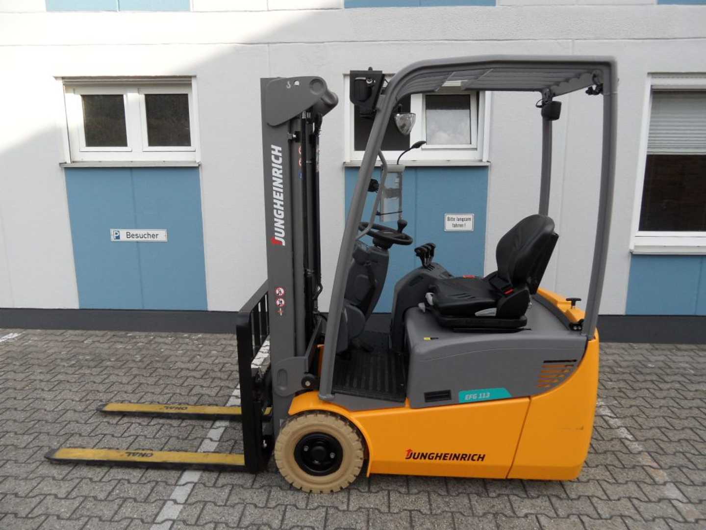 Used Forklift Jungheinrich EFG 113 - neuwertig - 2 Stunden - Freihub 3 ratų šakinis krautuvas (Image 1) Used Forklift Jungheinrich EFG 113 - neuwertig - 2 Stunden - Freihub 3 ratų šakinis krautuvas (Image 1)