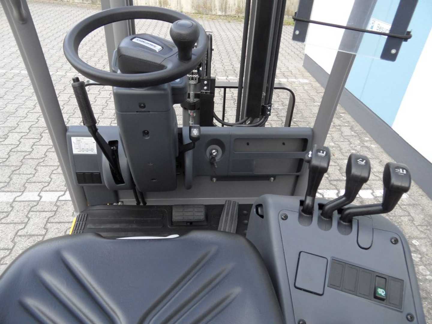 Used Forklift Jungheinrich EFG 113 - neuwertig - 2 Stunden - Freihub 3 ratų šakinis krautuvas (Image 7) Used Forklift Jungheinrich EFG 113 - neuwertig - 2 Stunden - Freihub 3 ratų šakinis krautuvas (Image 7)