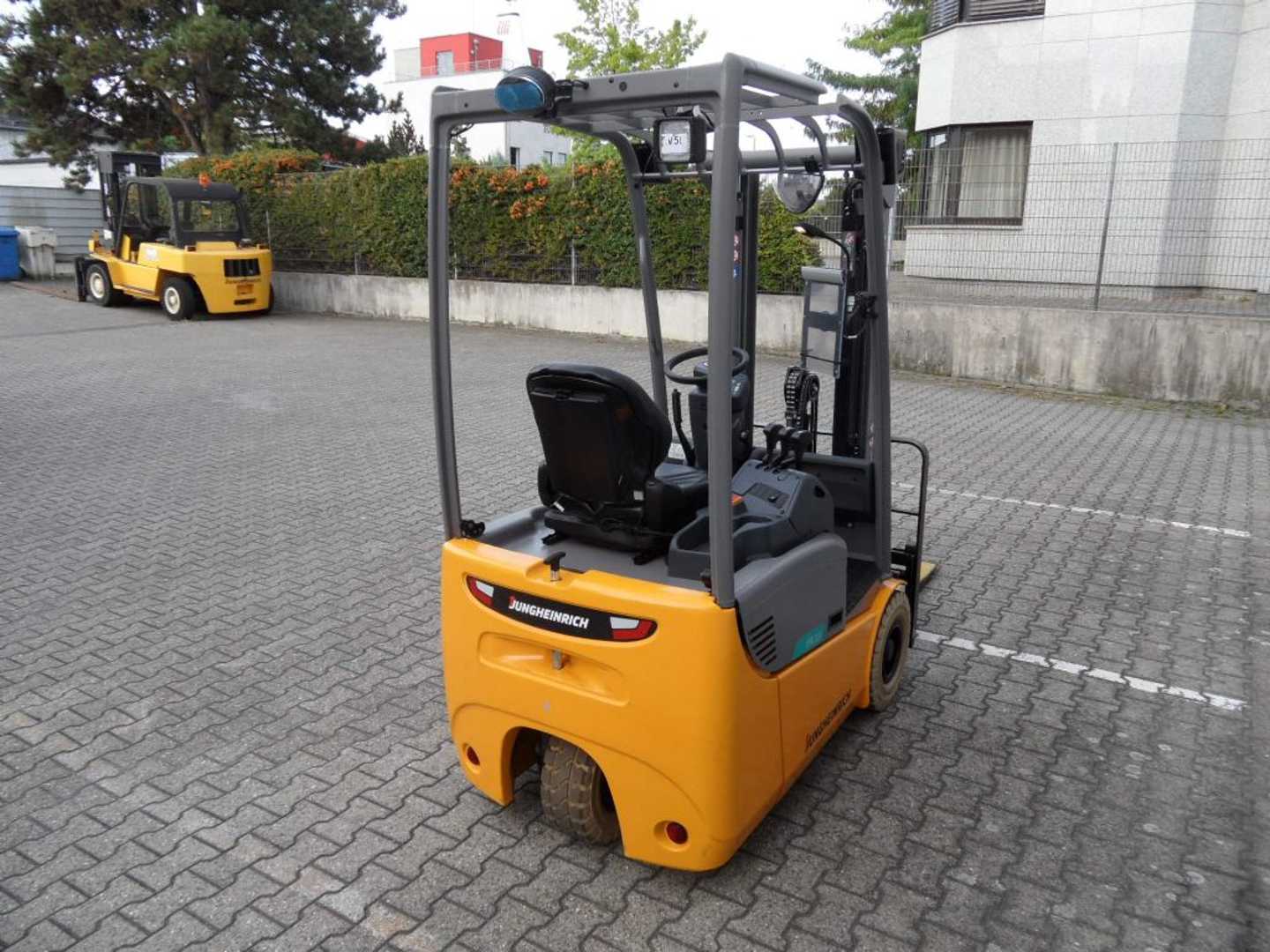 Used Forklift Jungheinrich EFG 113 - neuwertig - 2 Stunden - Freihub 3 ratų šakinis krautuvas (Image 8) Used Forklift Jungheinrich EFG 113 - neuwertig - 2 Stunden - Freihub 3 ratų šakinis krautuvas (Image 8)