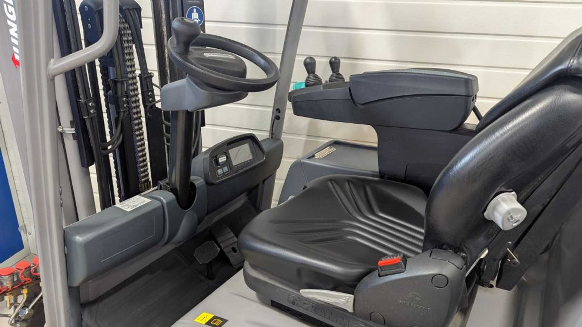 Used Forklift Jungheinrich EFG 215 G115-330ZZ 3 ratų šakinis krautuvas (Image 7) Used Forklift Jungheinrich EFG 215 G115-330ZZ 3 ratų šakinis krautuvas (Image 7)