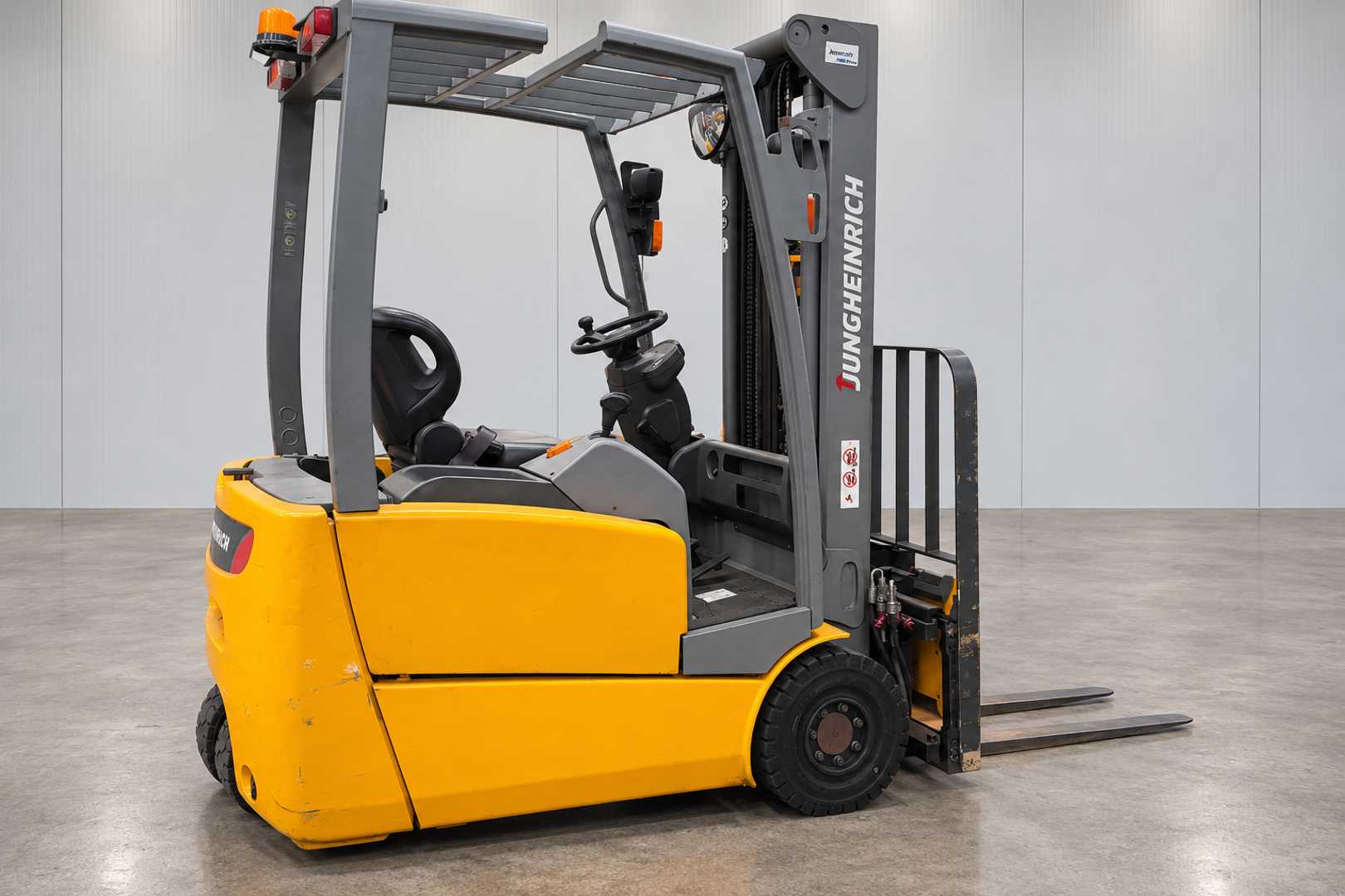 Used Forklift Jungheinrich EFG 216 kn /57650/ 3 ratų šakinis krautuvas (Image 1) Used Forklift Jungheinrich EFG 216 kn /57650/ 3 ratų šakinis krautuvas (Image 1)