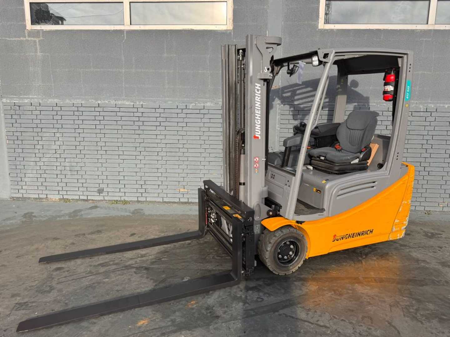 Used Forklift Jungheinrich EFG 218 Baujahr 2020 / Stunden 9739 HH 3100 3 ratų šakinis krautuvas (Image 2) Used Forklift Jungheinrich EFG 218 Baujahr 2020 / Stunden 9739 HH 3100 3 ratų šakinis krautuvas (Image 2)
