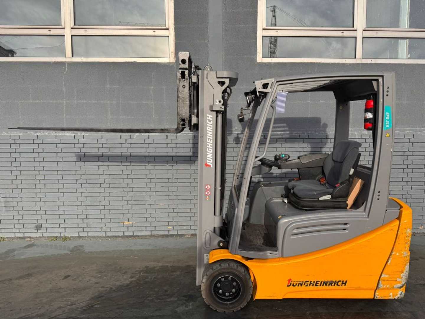 Used Forklift Jungheinrich EFG 218 Baujahr 2020 / Stunden 9739 HH 3100 3 ratų šakinis krautuvas (Image 4) Used Forklift Jungheinrich EFG 218 Baujahr 2020 / Stunden 9739 HH 3100 3 ratų šakinis krautuvas (Image 4)