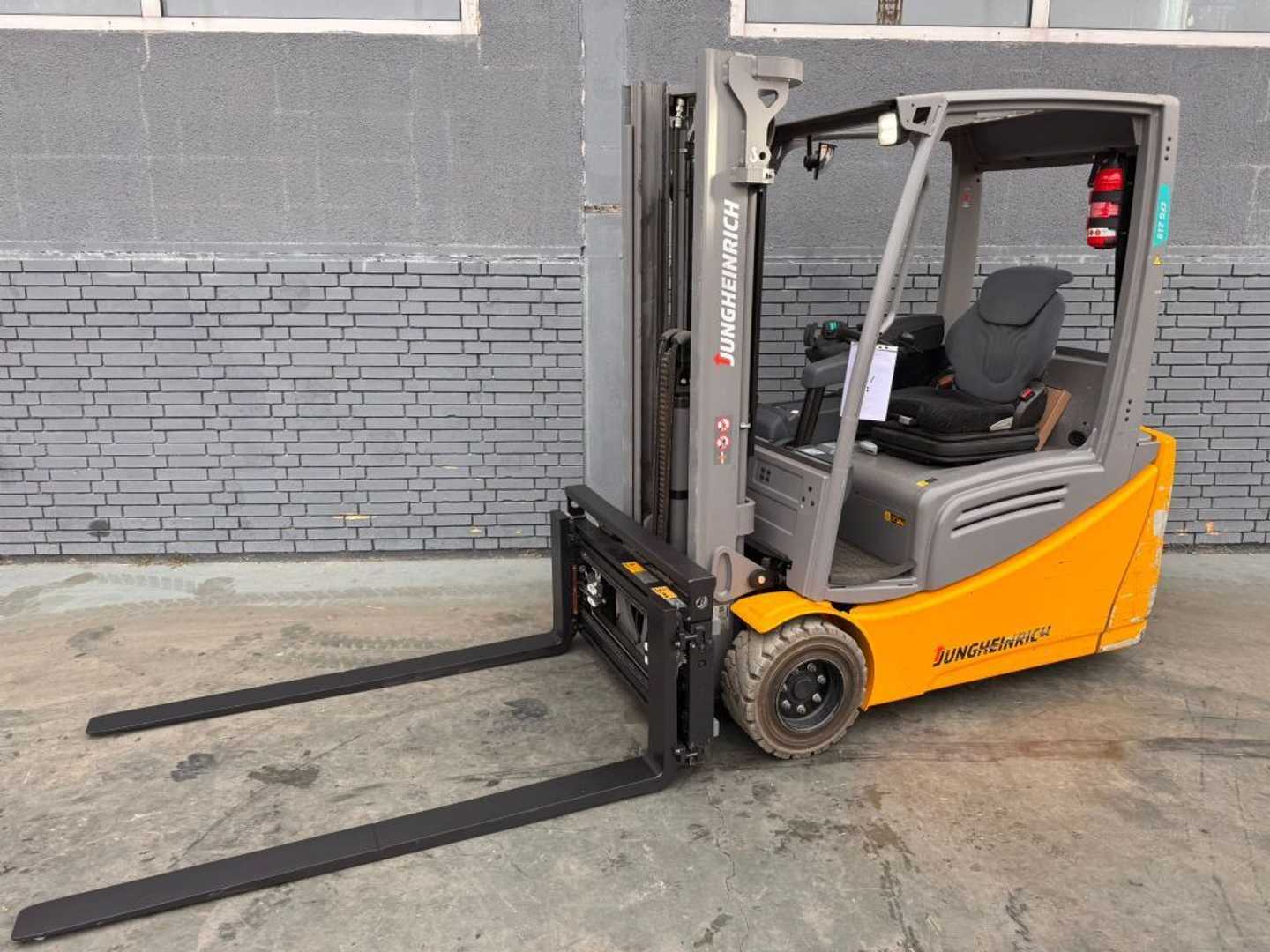 Used Forklift Jungheinrich EFG 218 Baujahr 2020 / Stunden 11273 HH 3100 3 ratų šakinis krautuvas (Image 1) Used Forklift Jungheinrich EFG 218 Baujahr 2020 / Stunden 11273 HH 3100 3 ratų šakinis krautuvas (Image 1)