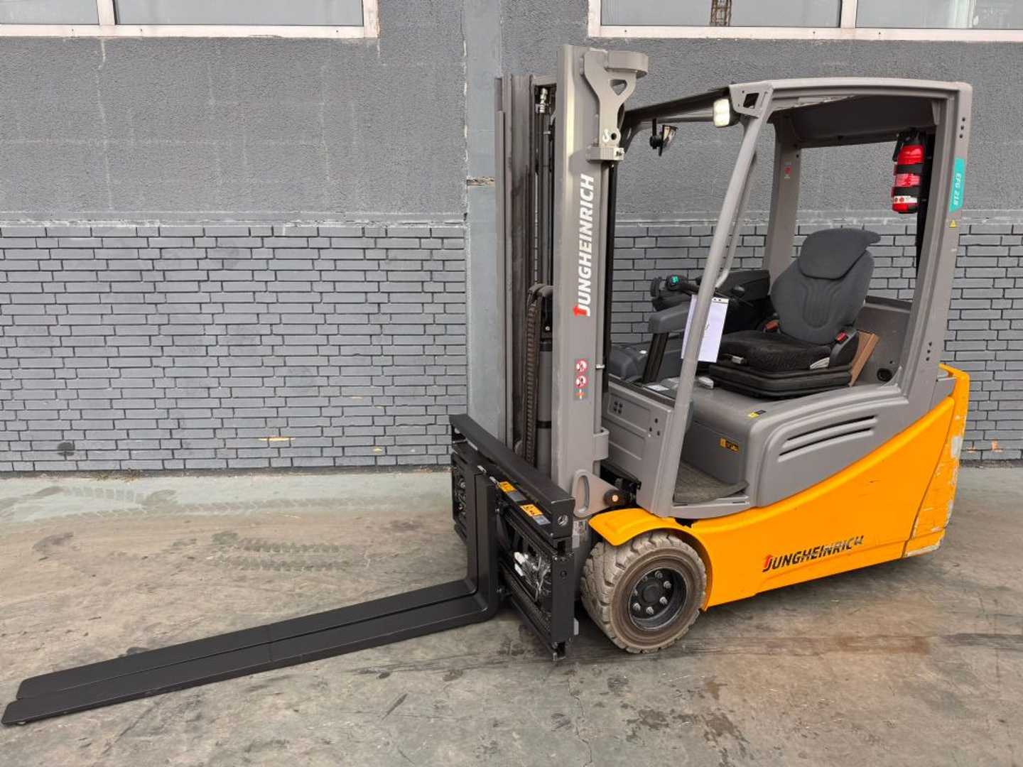 Used Forklift Jungheinrich EFG 218 Baujahr 2020 / Stunden 11273 HH 3100 3 ratų šakinis krautuvas (Image 2) Used Forklift Jungheinrich EFG 218 Baujahr 2020 / Stunden 11273 HH 3100 3 ratų šakinis krautuvas (Image 2)
