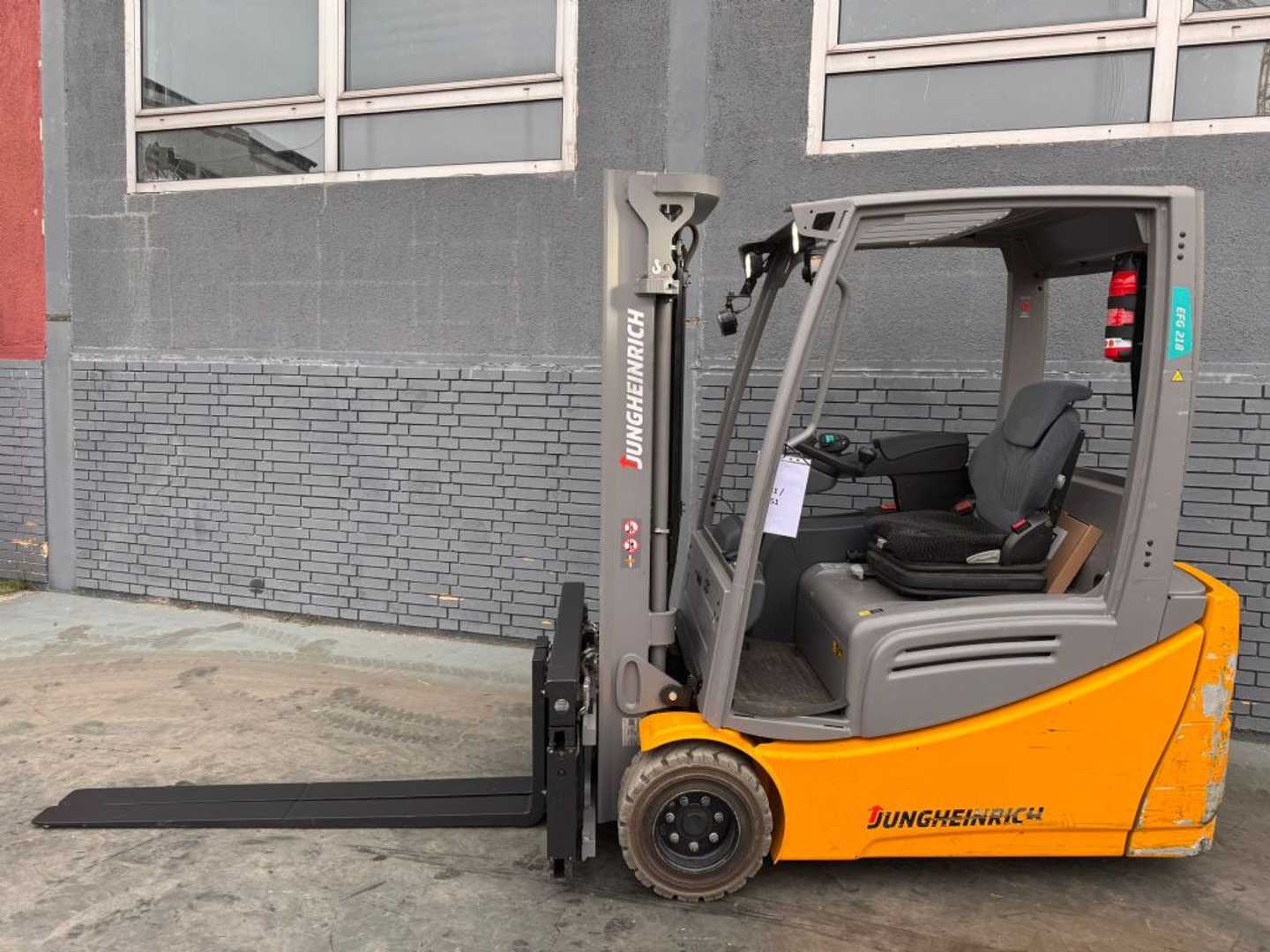 Used Forklift Jungheinrich EFG 218 Baujahr 2020 / Stunden 11273 HH 3100 3 ratų šakinis krautuvas (Image 3) Used Forklift Jungheinrich EFG 218 Baujahr 2020 / Stunden 11273 HH 3100 3 ratų šakinis krautuvas (Image 3)