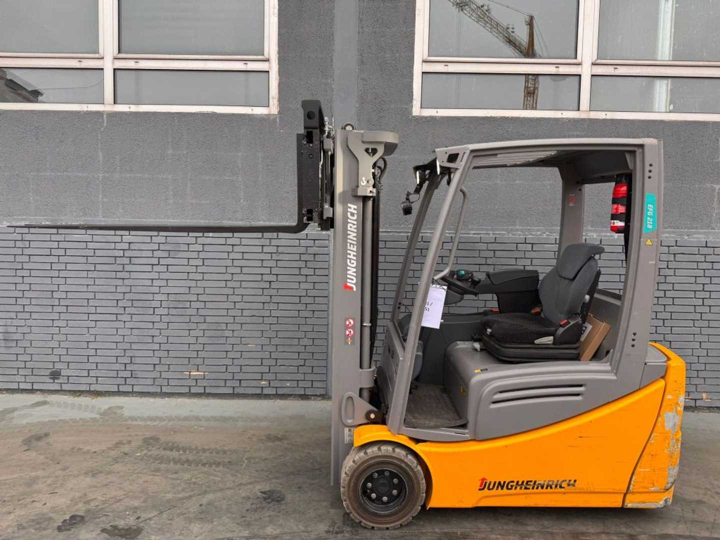 Used Forklift Jungheinrich EFG 218 Baujahr 2020 / Stunden 11273 HH 3100 3 ratų šakinis krautuvas (Image 4) Used Forklift Jungheinrich EFG 218 Baujahr 2020 / Stunden 11273 HH 3100 3 ratų šakinis krautuvas (Image 4)