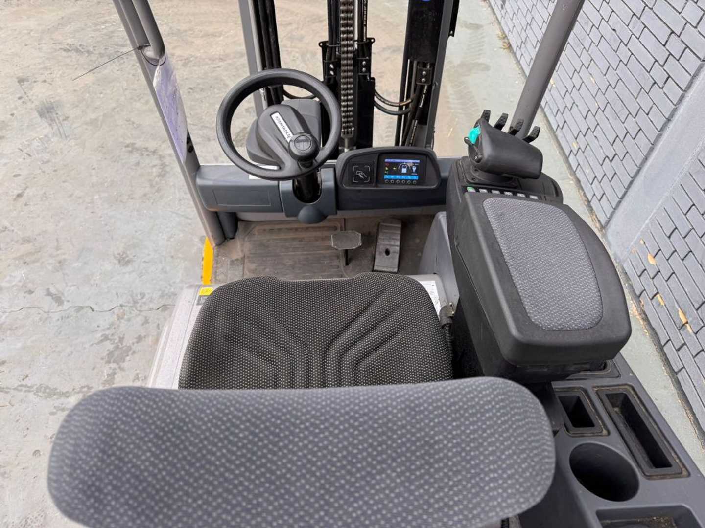 Used Forklift Jungheinrich EFG 218 Baujahr 2020 / Stunden 11273 HH 3100 3 ratų šakinis krautuvas (Image 5) Used Forklift Jungheinrich EFG 218 Baujahr 2020 / Stunden 11273 HH 3100 3 ratų šakinis krautuvas (Image 5)