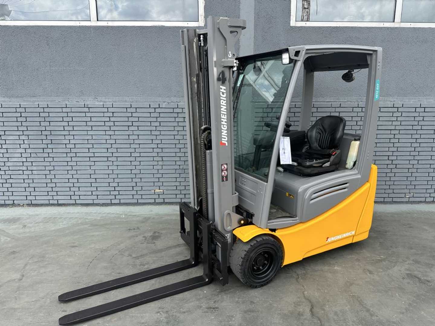 Used Forklift Jungheinrich EFG 216 Baujahr 2019 / Stunden 17827 HH 3,3M/ Duplex 3 ratų šakinis krautuvas (Image 1)