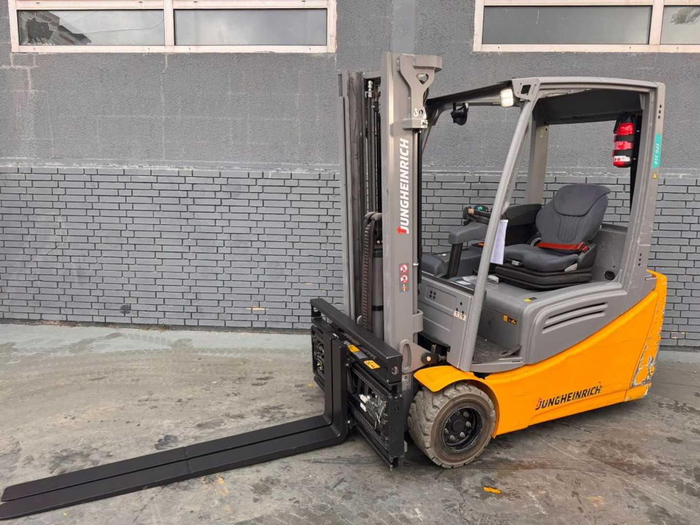 Used Forklift Jungheinrich EFG 218 Baujahr 2020 / Stunden 11827 HH 3100 3 ratų šakinis krautuvas (Image 2)