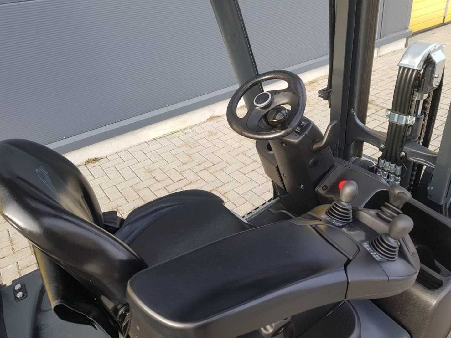 Used Forklift Linde E16C 3 ratų šakinis krautuvas (Image 13) Used Forklift Linde E16C 3 ratų šakinis krautuvas (Image 13)