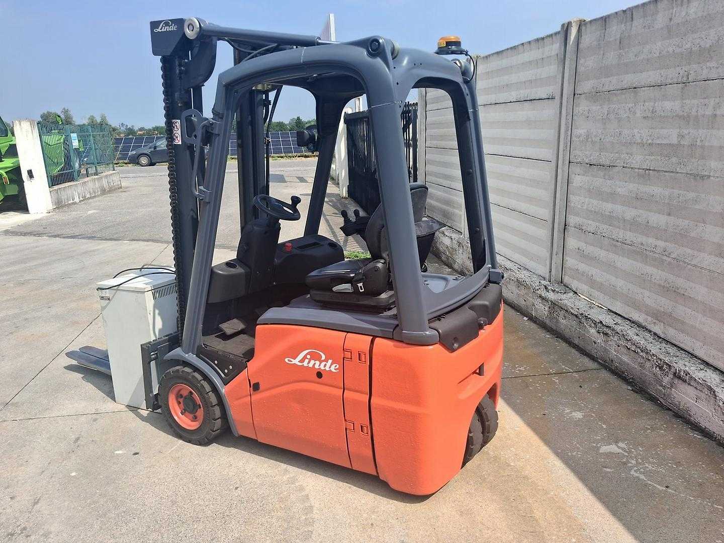 Used Forklift Linde E 14 3 ratų šakinis krautuvas (Image 5) Used Forklift Linde E 14 3 ratų šakinis krautuvas (Image 5)