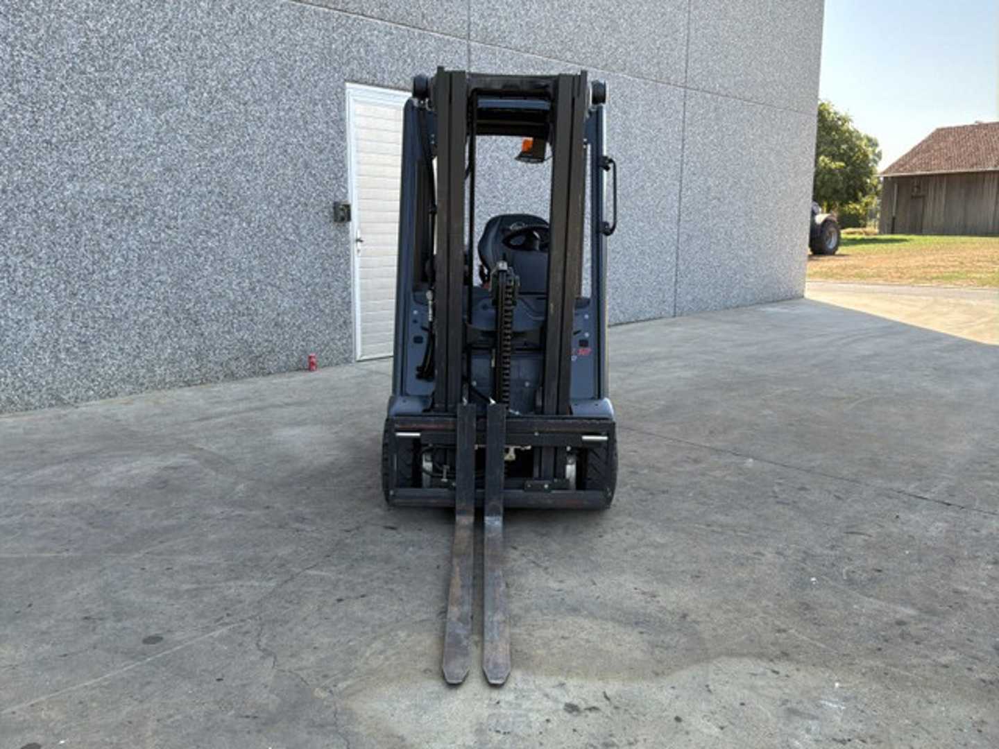Used Forklift Linde E12 Evo 3 ratų šakinis krautuvas (Image 2) Used Forklift Linde E12 Evo 3 ratų šakinis krautuvas (Image 2)
