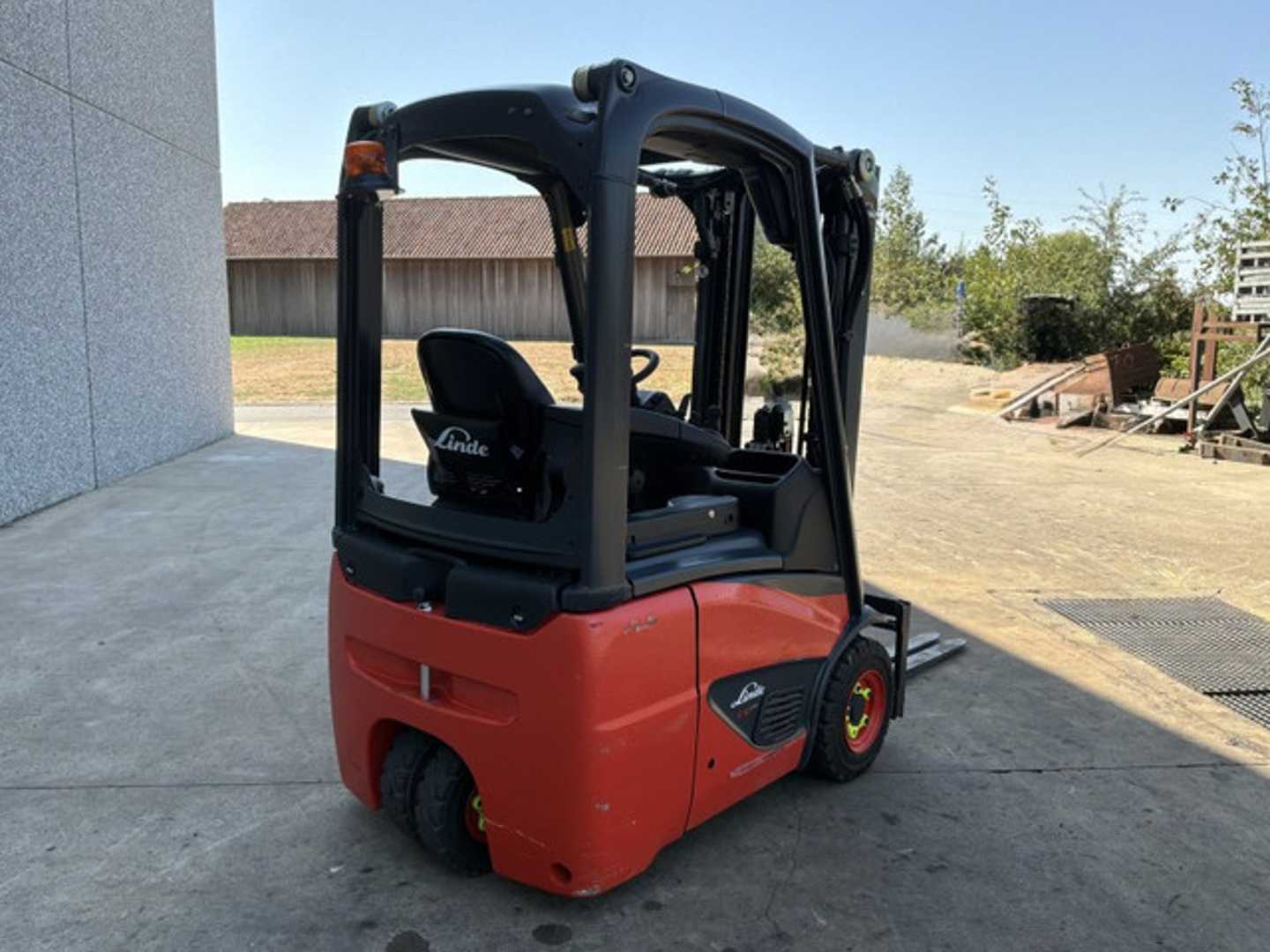Used Forklift Linde E12 Evo 3 ratų šakinis krautuvas (Image 5) Used Forklift Linde E12 Evo 3 ratų šakinis krautuvas (Image 5)