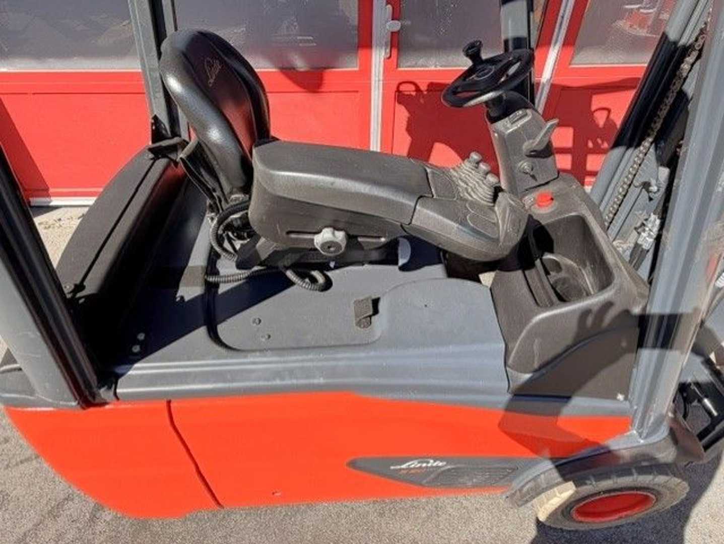 Used Forklift Linde E20L-02 3 ratų šakinis krautuvas (Image 8) Used Forklift Linde E20L-02 3 ratų šakinis krautuvas (Image 8)
