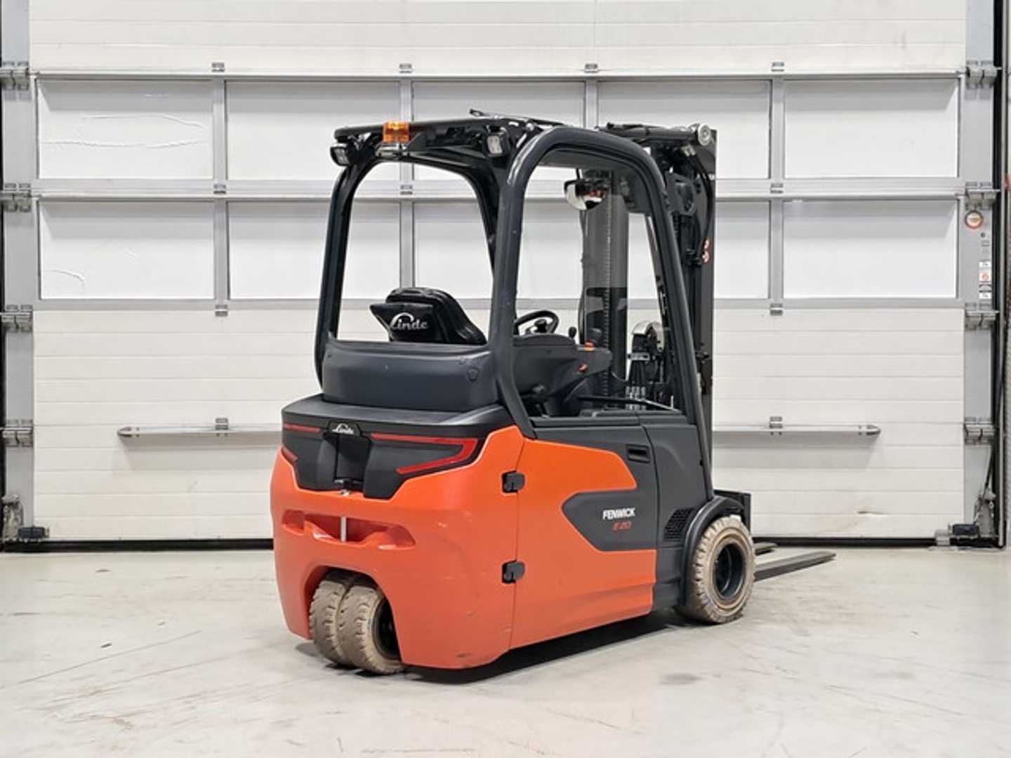 Used Forklift Linde E20L-02 3 ratų šakinis krautuvas (Image 4) Used Forklift Linde E20L-02 3 ratų šakinis krautuvas (Image 4)