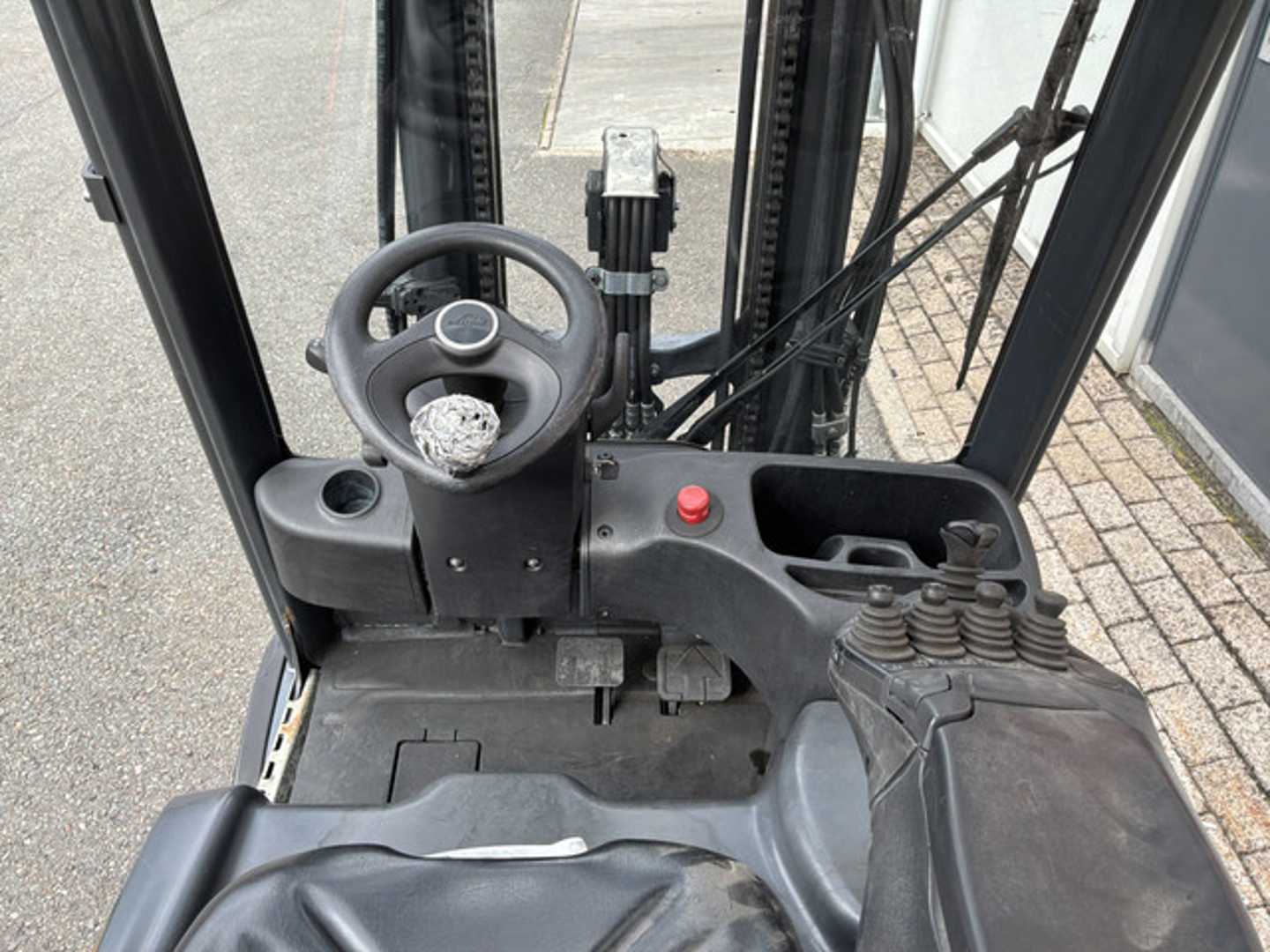 Used Forklift Linde E18-02 3 ratų šakinis krautuvas (Image 3) Used Forklift Linde E18-02 3 ratų šakinis krautuvas (Image 3)