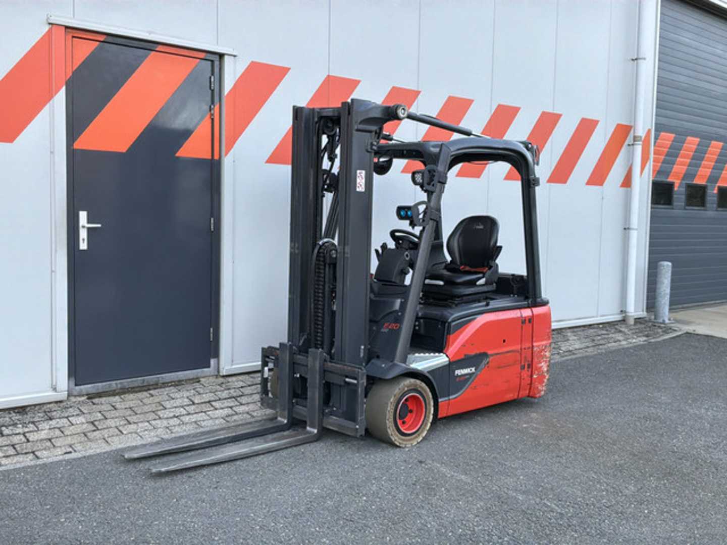 Used Forklift Linde E20L-01 3 ratų šakinis krautuvas (Image 1) Used Forklift Linde E20L-01 3 ratų šakinis krautuvas (Image 1)