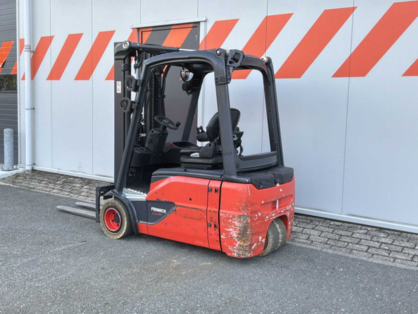 Used Forklift Linde E20L-01 3 ratų šakinis krautuvas (Image 2) Used Forklift Linde E20L-01 3 ratų šakinis krautuvas (Image 2)