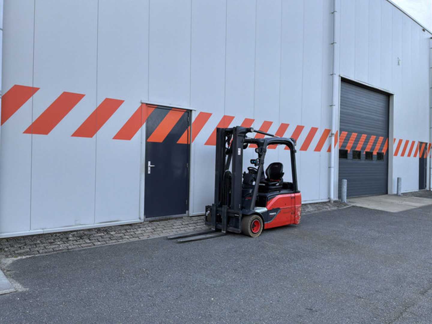 Used Forklift Linde E20L-01 3 ratų šakinis krautuvas (Image 5) Used Forklift Linde E20L-01 3 ratų šakinis krautuvas (Image 5)