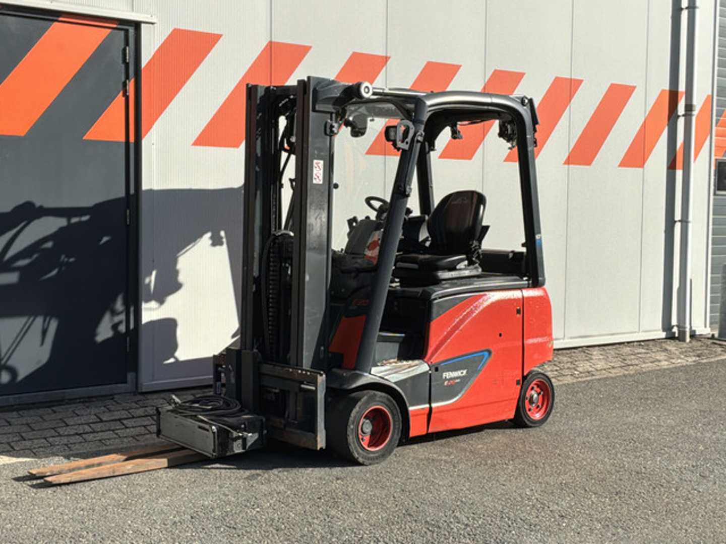 Used Forklift Linde E20PH-02 Li-Ion 3 ratų šakinis krautuvas (Image 1) Used Forklift Linde E20PH-02 Li-Ion 3 ratų šakinis krautuvas (Image 1)