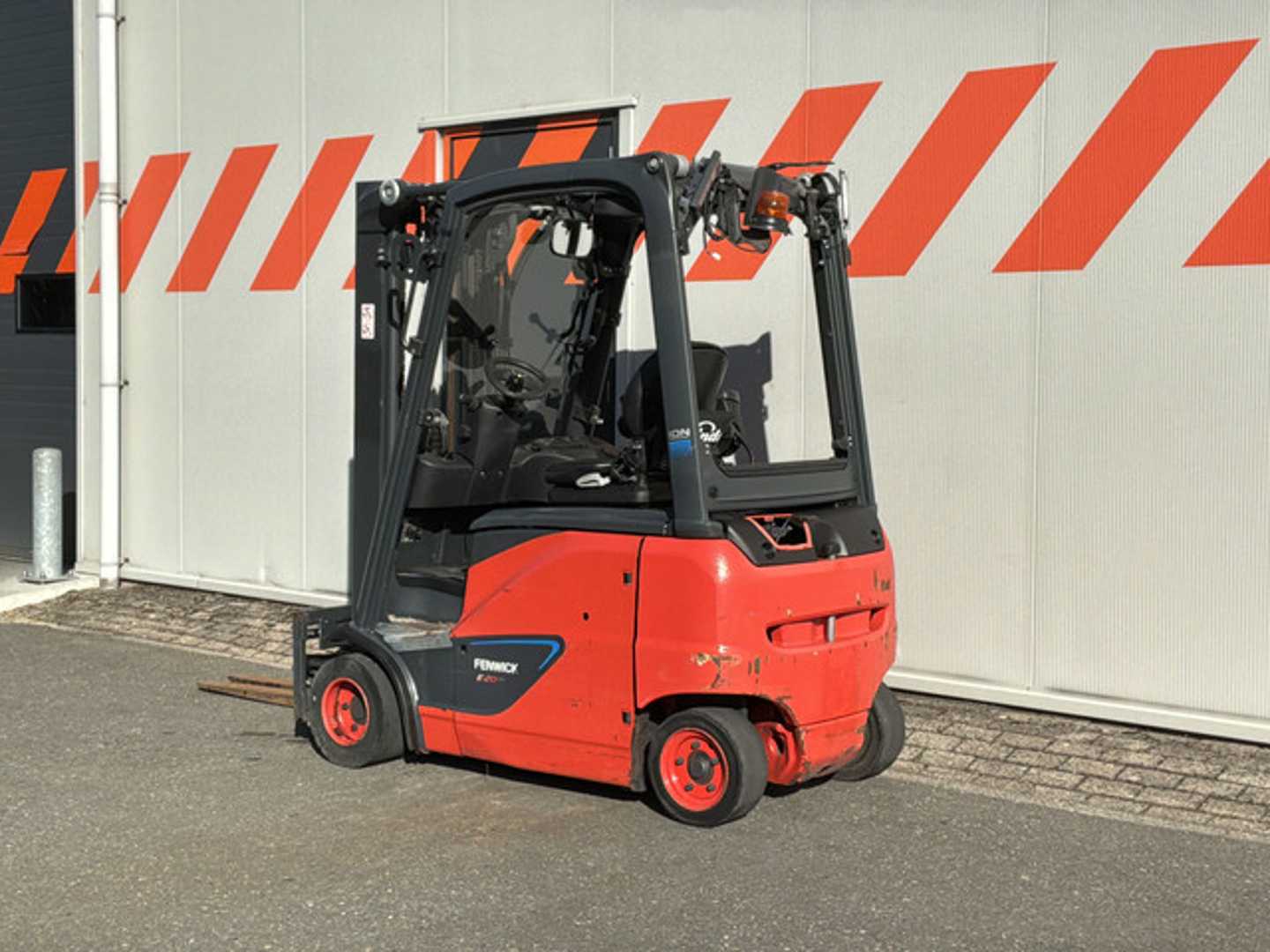 Used Forklift Linde E20PH-02 Li-Ion 3 ratų šakinis krautuvas (Image 2) Used Forklift Linde E20PH-02 Li-Ion 3 ratų šakinis krautuvas (Image 2)