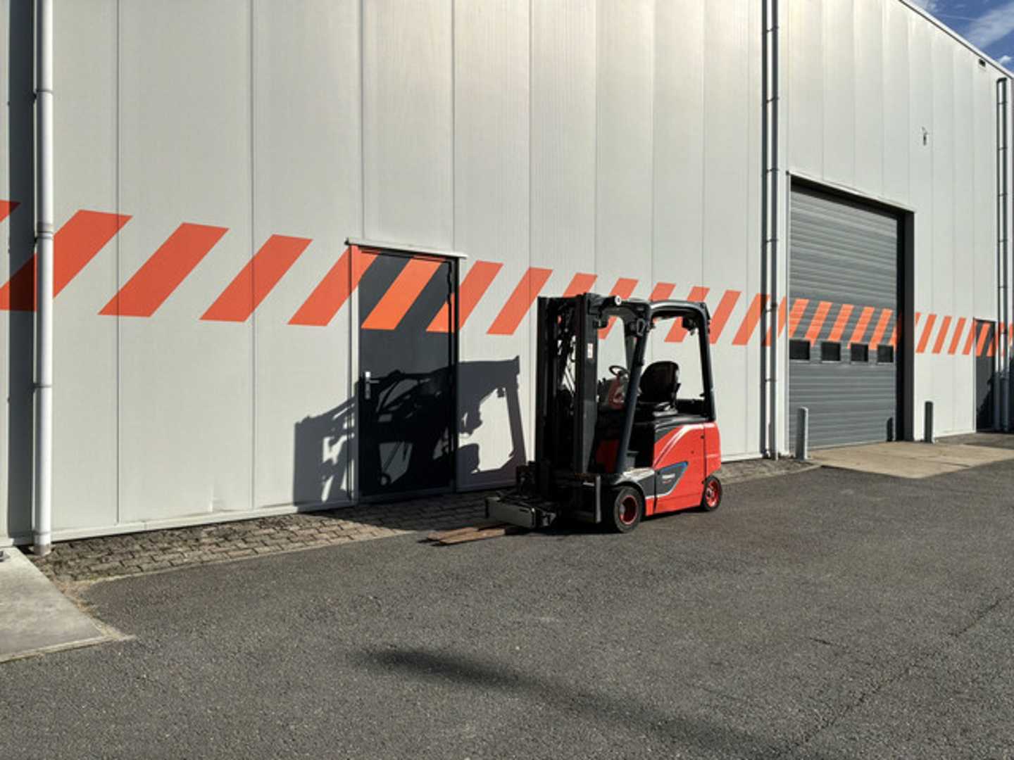 Used Forklift Linde E20PH-02 Li-Ion 3 ratų šakinis krautuvas (Image 5) Used Forklift Linde E20PH-02 Li-Ion 3 ratų šakinis krautuvas (Image 5)