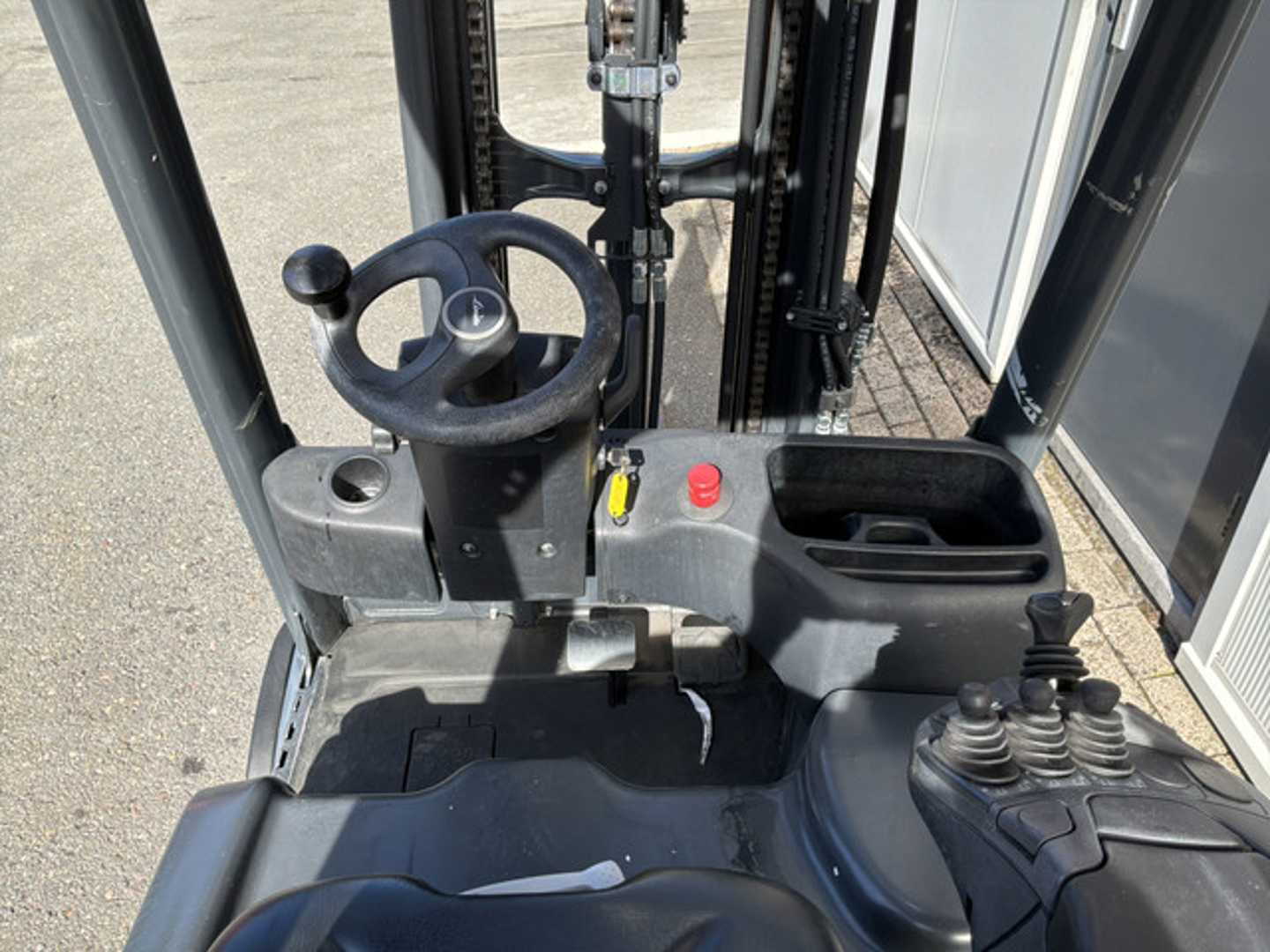 Used Forklift Linde E18-02 3 ratų šakinis krautuvas (Image 3) Used Forklift Linde E18-02 3 ratų šakinis krautuvas (Image 3)
