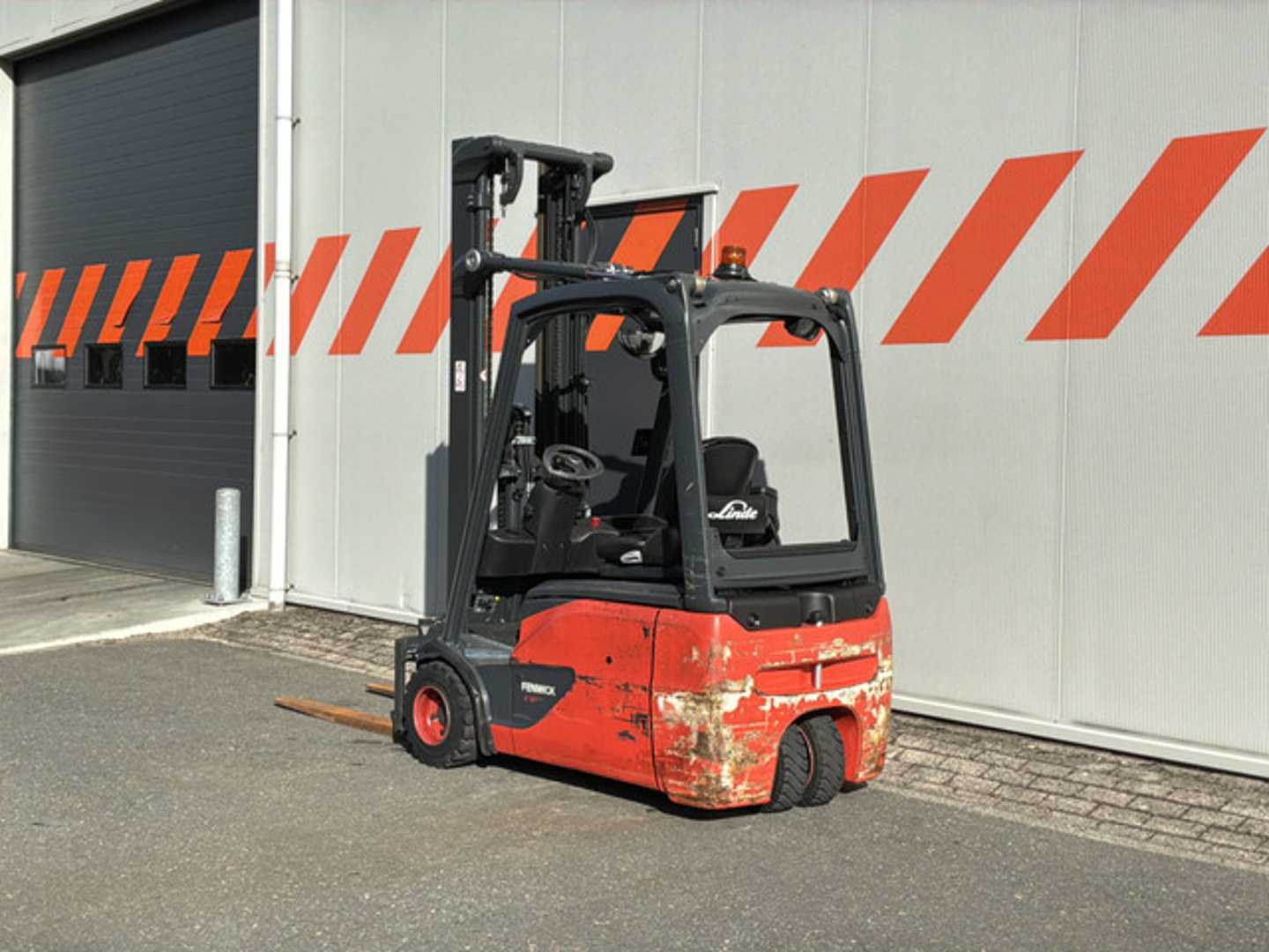 Used Forklift Linde E18-02 3 ratų šakinis krautuvas (Image 2) Used Forklift Linde E18-02 3 ratų šakinis krautuvas (Image 2)