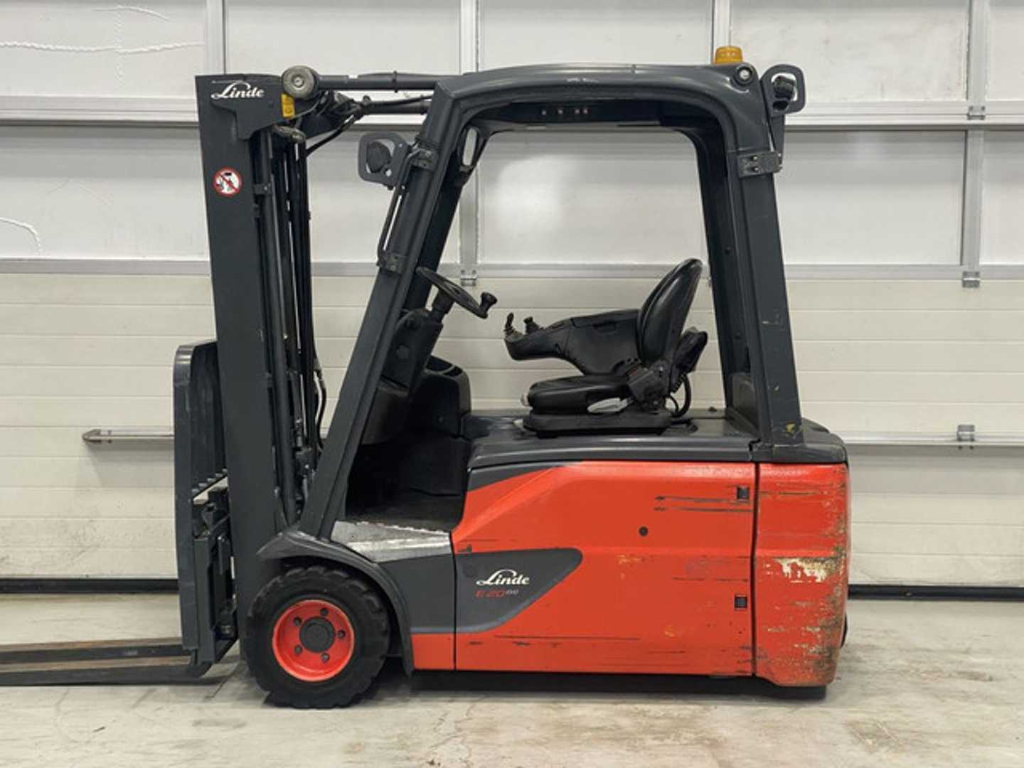 Used Forklift Linde E20L-02 3 ratų šakinis krautuvas (Image 2) Used Forklift Linde E20L-02 3 ratų šakinis krautuvas (Image 2)