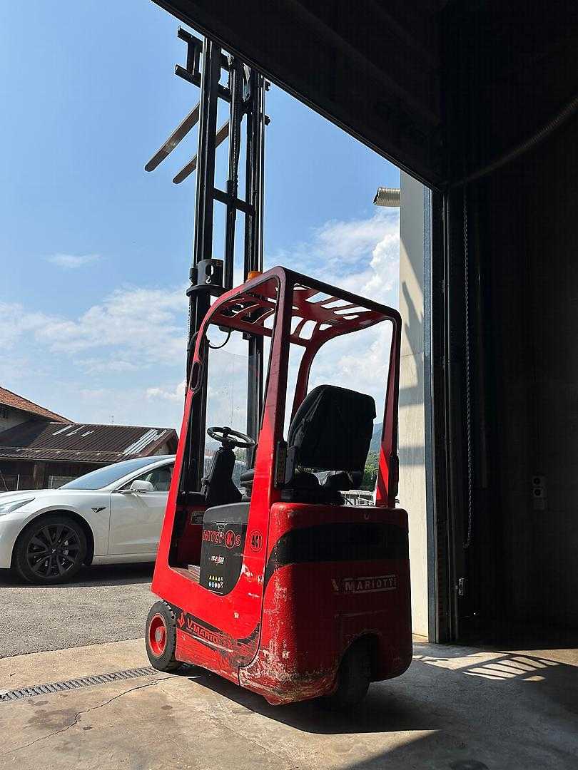 Used Forklift Mariotti AC1 8 C 3 ratų šakinis krautuvas (Image 2) Used Forklift Mariotti AC1 8 C 3 ratų šakinis krautuvas (Image 2)